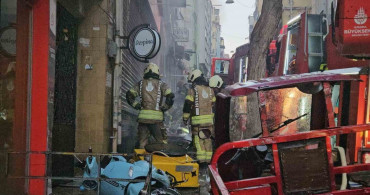 Fatih'te 5 katlı iş hanında yangın: 1 kişi kurtarıldı