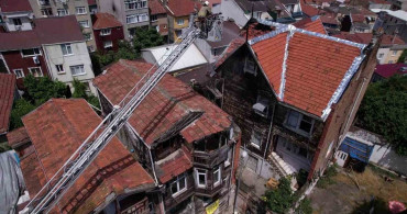 Fatih’te tarihi ahşap binada çıkan yangın kontrol altına alındı