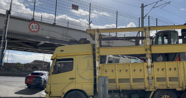 Fatih'te Üst Geçide Tır Çarpması