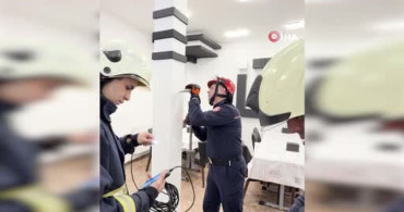 Fatih’te Yavru Kedi İtfaiye Ekipleri Tarafından Kurtarıldı