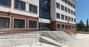 Fedakar öğretmenler tatilde okulu yeni döneme hazırlıyor
