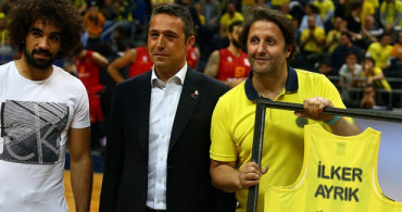 Fenerbahçe Başkanı Ali Koç'tan Oyuncu Ayrık'a 'Fener Ol' Hediyesi