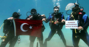 Fethiye'de Dalgıçlardan Su Altında Bayram Kutlaması