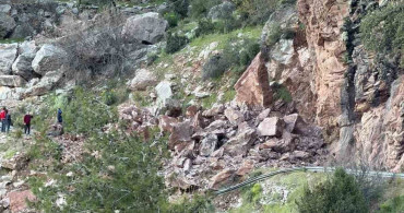 Fethiye'de Kaya Düşmesi Sonucu Faralya Yolu Kapatıldı