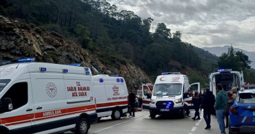 Fethiye'de Otomobil ve Hafif Ticari Araç Çarpıştı: 7 Yaralı