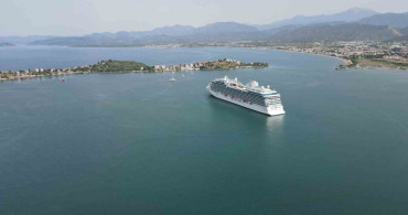 Fethiye'de Sezonun İlk Kruvaziyer Gemisi Allura Uğradı