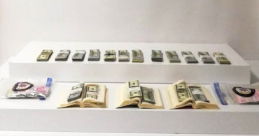 FETÖ'nün Gaybubet Evinde Kitapların Arasında Binlerce Dolar Bulundu