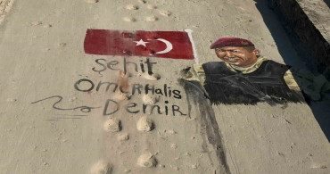 Filistinli sanatçılar, şehit ömer halisdemir’i duvara çizdikleri resimle andı