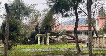 Fırtına Denizli'de Uçaklı Okulu Vurdu