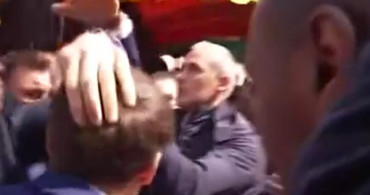 Fransa Cumhurbaşkanı Emmanuel Macron'a domatesli saldırı!