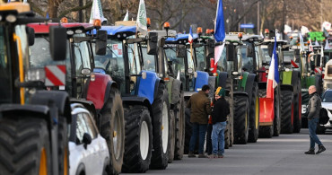 Fransa'da Çiftçiler Traktörleriyle Paris'e Ulaştı