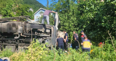 Freni Boşalan Kamyon Devrildi: Sürücü Kurtarıldı