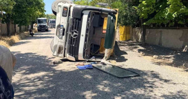 Freni boşalan tırı yan yatıran sürücü yaralandı