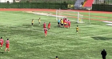 Futbol Maçında Penaltı Sonrası Arbede: Bir Oyuncunun Elmacık Kemiği Kırıldı