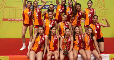 Galatasaray midi kız voleybol takımı Türkiye üçüncüsü oldu