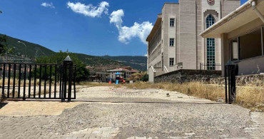 Gaziantep’te deprem sonrası yıkılmayan okul, tehlike saçıyor