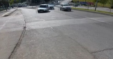 Gaziantep'te trafikte ilginç görüntü: seyir halindeki otomobilin lastiği yerinden çıktı