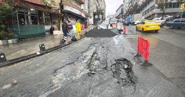 Gaziosmanpaşa'da Çöken Yolda Araç Hasar Gördü