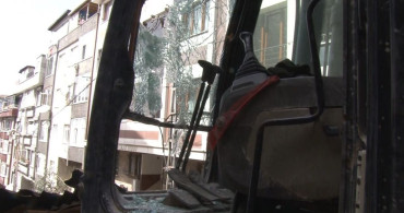 Gaziosmanpaşa'da Yıkım Kazası: Kepçe Operatörü Yaralandı