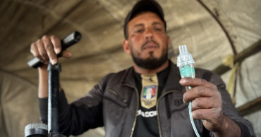 Gazze'de Yaşanan Sağlık Krizi: Lastik Pompasıyla Nefes Almaya Çalışmak