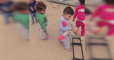 Gazze'deki Çocukların Cenaze Oyunu