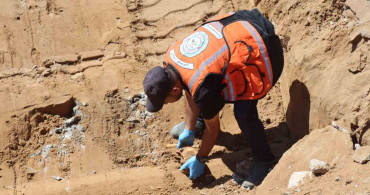 Gazze'deki mezarlıkta onlarca insan kalıntısı çıkarıldı