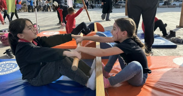 Geleneksel Oyunlar Tırı Karaman'da Çocuklarla Buluştu