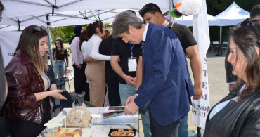 Geleneksel Tomurcuk Şenliği Renkli Görüntülerle Gerçekleşti