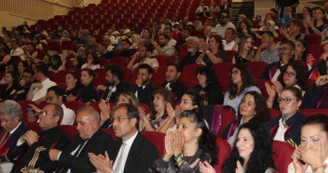 Genç eczacıların mezuniyet sevinci