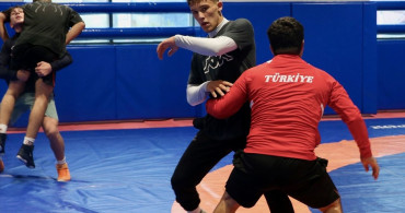 Genç Güreşçiler Kocaeli'de Balkan Şampiyonası'na Hazırlanıyor