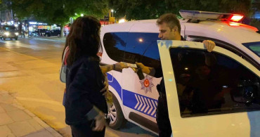 Genç Kızın Örnek Davranışı: Bankamatikte Unutulan Parayı Polise Teslim Etti