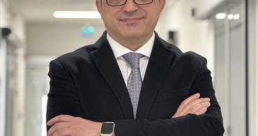 Genç Kolon Kanseri Hastası Robotik Cerrahi ile Şifa Buldu