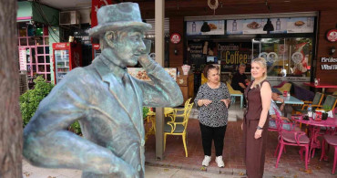 Genç sanatçıların heykelleri eflatun sokak'taki yerini aldı