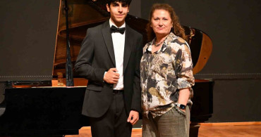 Genç yetenek Deniz Mısdılıoğlu lise mezuniyet sınavı öncesi sahne aldı