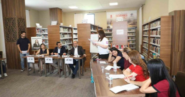 Gençler Kütüphanede Münazara Yarıştı