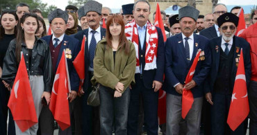 Gençlerden Anlamlı Yürüyüş: Şehitlere Saygı ve Vefa