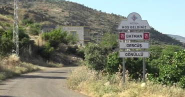 Gercüş'te çiftçiler serinlemek için doğal kaynak suyunu kullanıyor