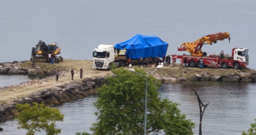 Giresun’da kayalıklara çıkan sahil güvenlik botu olay yerinden kaldırıldı