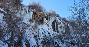 Girlevik Şelalesi'nde Kış Güzelliği: Donmuş Buz Sarkıtları