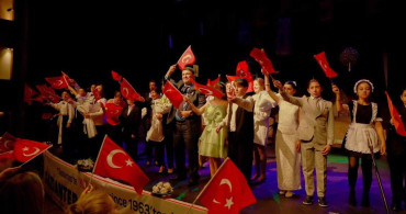 GKV'li Öğrencilerden Unutulmaz Tiyatro Performansı: 'Lüküs Hayat'