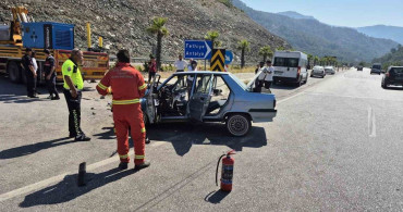 Göcek Tüneli çıkışında trafik kazası: Bir sürücü araç içinde sıkıştı