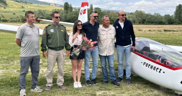 Gökyüzünde telsizle evlilik teklifi: Planörler yan yana geldi