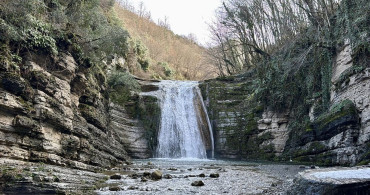 Gölalan Şelalesi Kış Mevsiminde Ziyaretçilerini Ağırlıyor