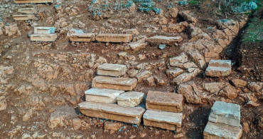 Gölyazı Antik Tiyatrosu'nda Seyirci Basamakları Yerlerine Yerleştiriliyor