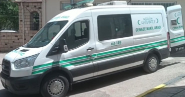 Gömleği ağaç dalına takılan çiftçi traktörün altında kalarak hayatını kaybetti