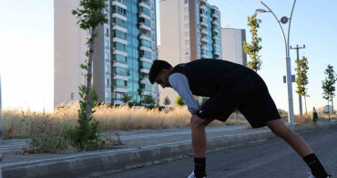 Gönül verdiği arma için sabahın ilk ışıklarıyla antrenmana çıkıyor