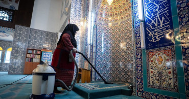 Gönüllü Kadınlar Ramazan İçin Camileri Temizliyor
