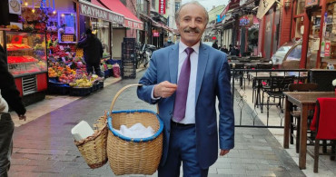 Görenler bankacı sanıyor, mesleğini öğrenenler şaşırıyor: Takım elbiseli simitçinin aylık kazancı 25 bin TL!