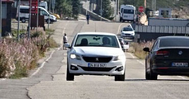 Görenler dönüp bir daha bakıyor: Araçlar bu yolda kendi kendilerine gidiyor