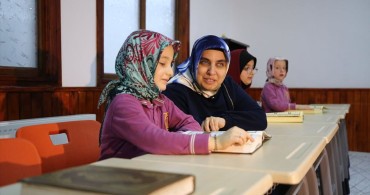 Görme Engelli Kadın Kur'an Eğitimi Veriyor